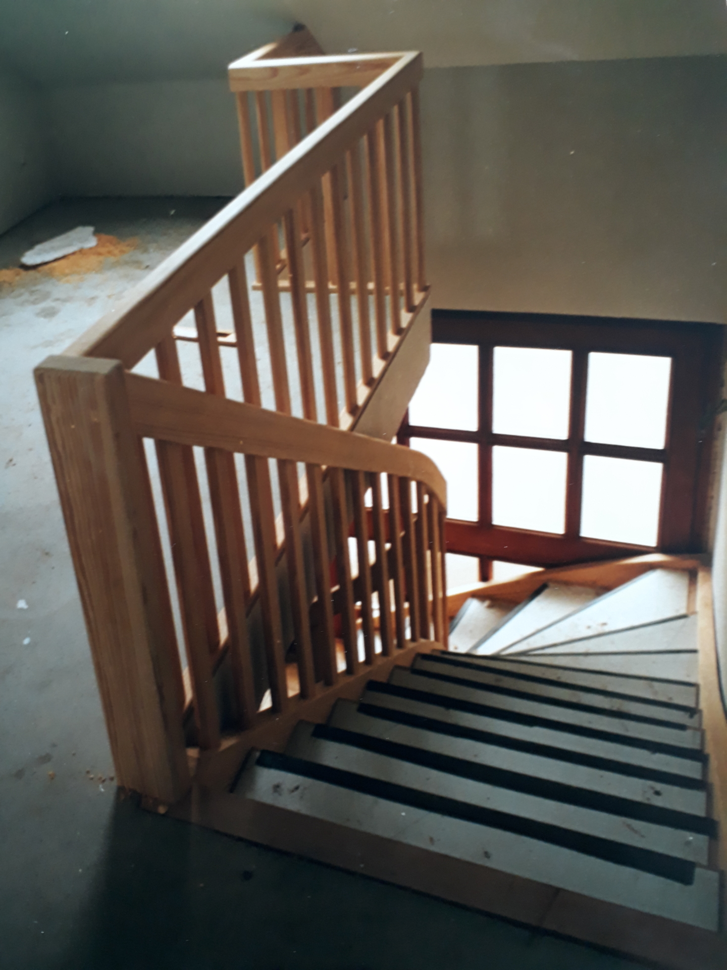 Holztreppe mit Kantenschutz  (Bild vergr&ouml;&szlig;ern)