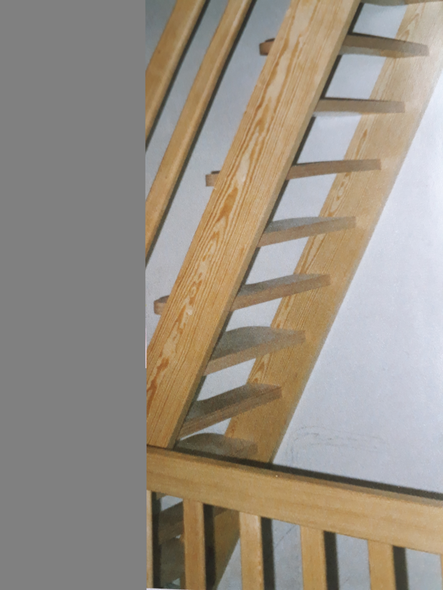 Holztreppe schmal  (Bild vergr&ouml;&szlig;ern)