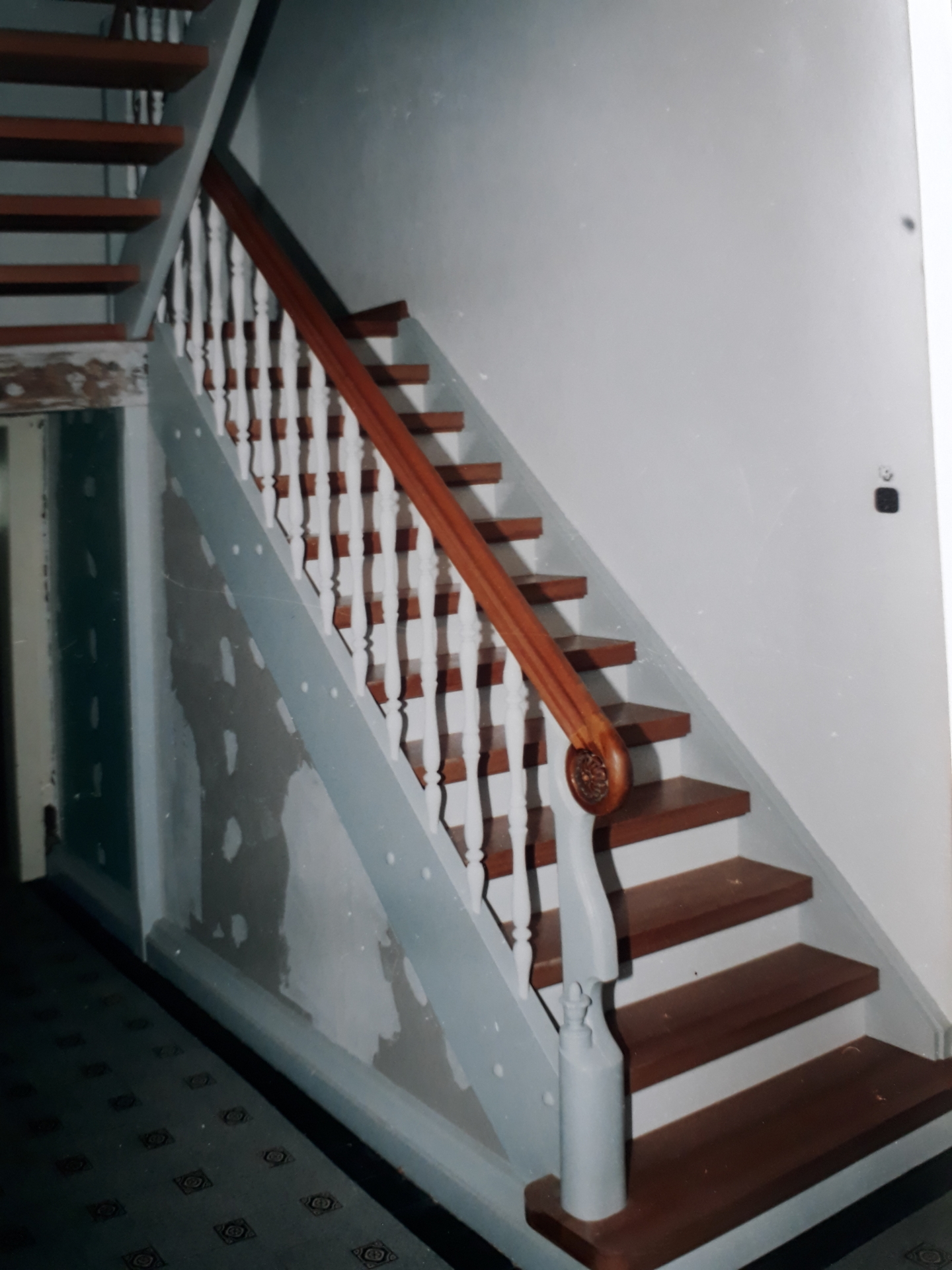 Treppe aus Holz mit wei&szlig; bestrichen  (Bild vergr&ouml;&szlig;ern)