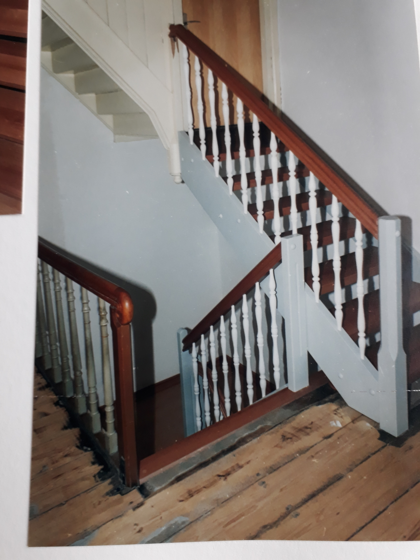 Treppe aus Holz mit wei&szlig; bestrichen Etagen aufnahme  (Bild vergr&ouml;&szlig;ern)