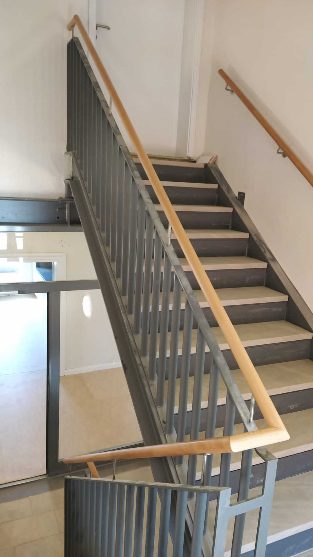Treppe dunkel gestrichen und hellen Stufen  (Bild vergr&ouml;&szlig;ern)