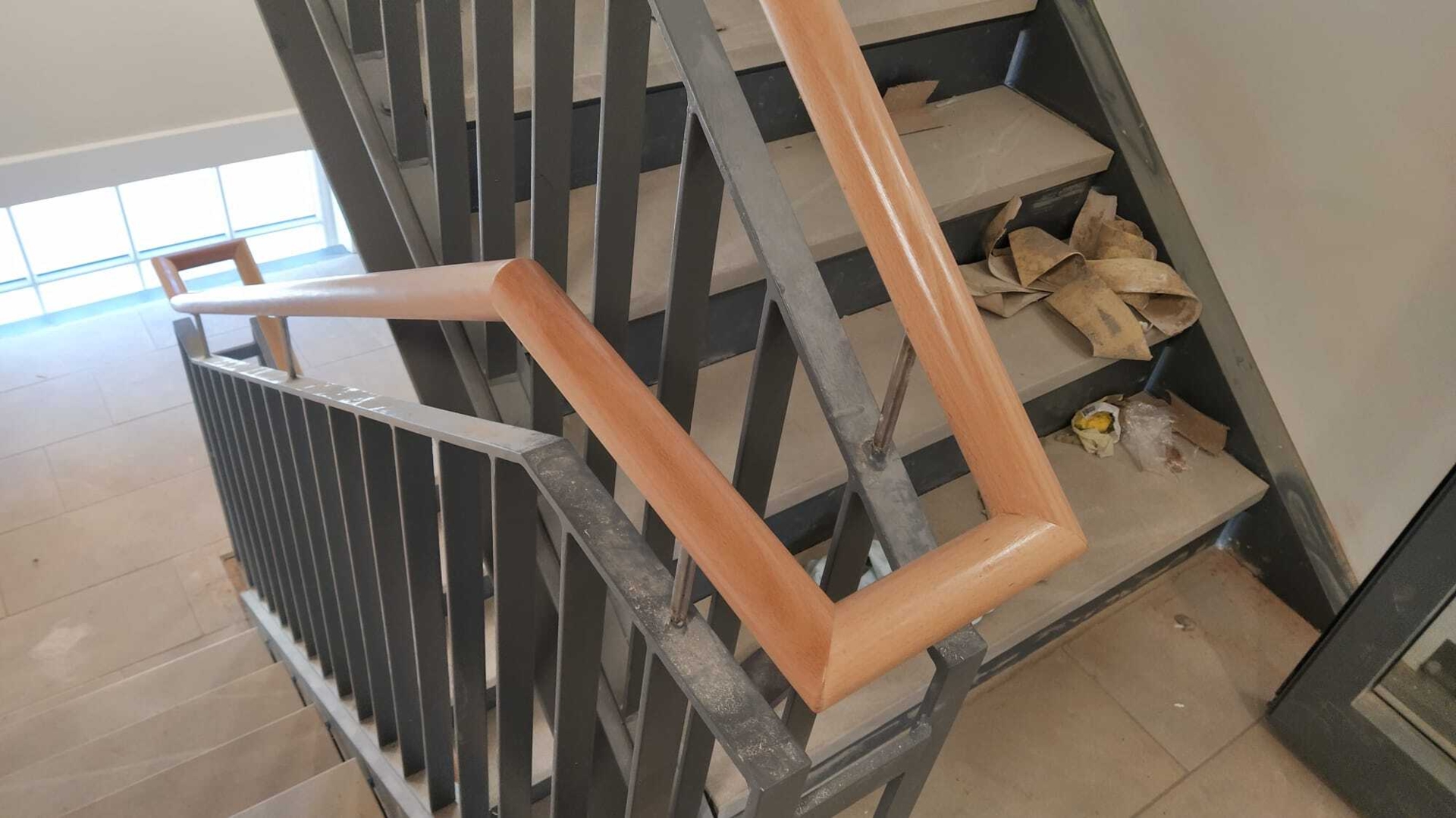Treppe mit Metallgel&auml;nder  (Bild vergr&ouml;&szlig;ern)