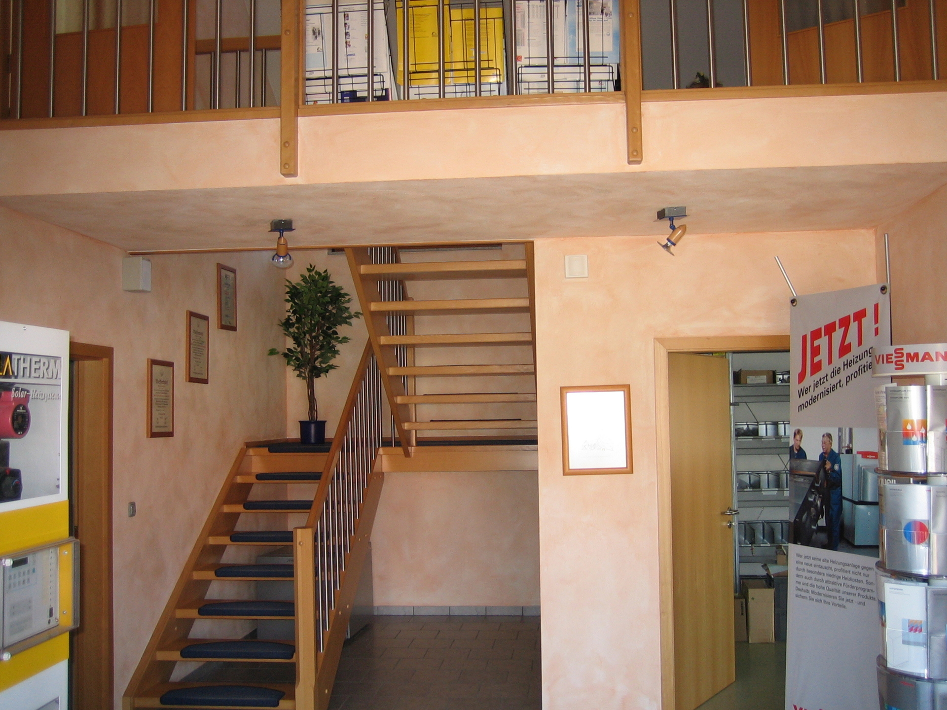 Wohnbereich mit Treppe  (Bild vergr&ouml;&szlig;ern)