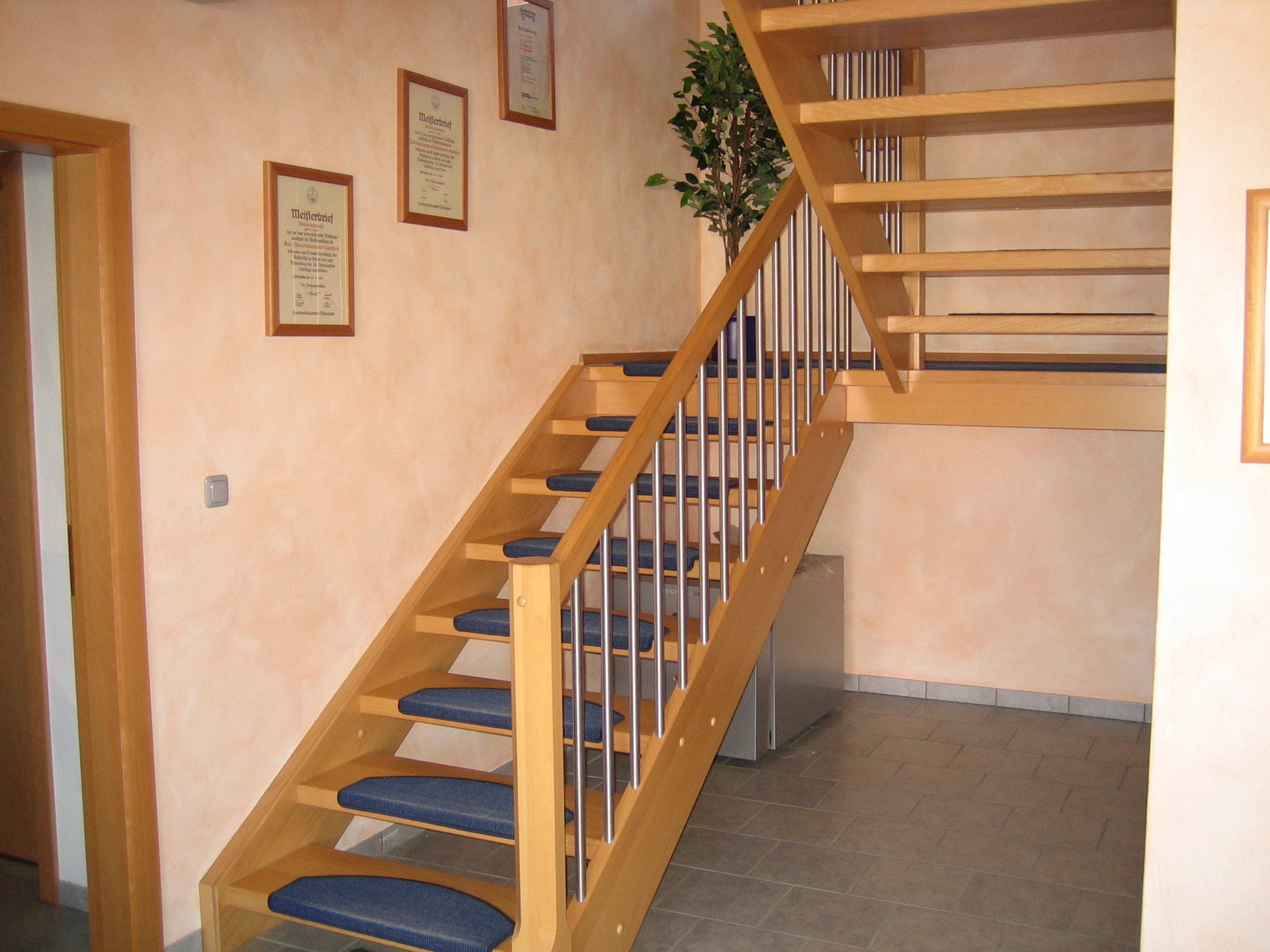Treppe mit Auflegern  (Bild vergr&ouml;&szlig;ern)