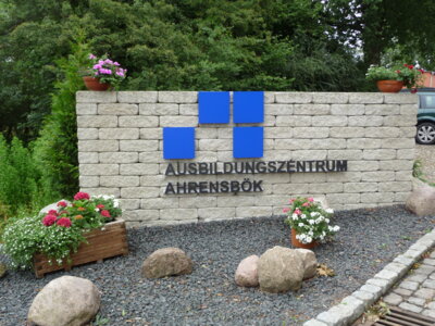Vorschaubild: Logo mit Eingangsbereich
