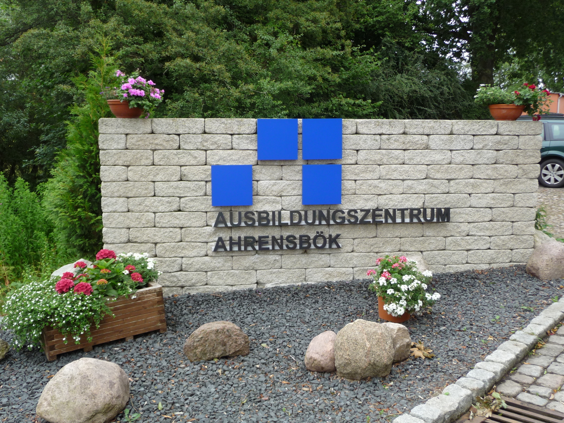 Bild: Logo mit Eingangsbereich