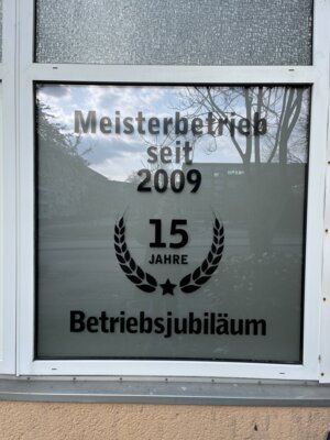 Vorschaubild: Sichtschutz aus Glasdekor mit zusätzlicher Beschriftung