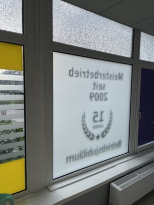 Vorschaubild: Sichtschutz aus Glasdekor mit zusätzlicher Beschriftung