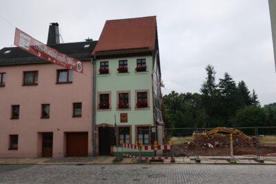 Vorschaubild: Der Förderverein ist nicht direkt am Bauvorhaben beteiligt. Trotzdem möchten wir interessierten May-Freunden einige Aufnahmen vom Baufortschritt zeigen.  Wir unterstützen die Möglichkeiten der zusätzlichen Ausstellungsfläche durch Bereitstellung von Exponaten unserer Sammlungen und weiterer satzungsgemäßer Förderungen. Näheres wird noch nicht verraten...  Fotos: M. Espig 2020/2021