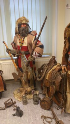 Vorschaubild: Am 23. Februar 2019 konnten Interessierte einen Blick in das Schaudepot unserer Indianistik- und Westernsammlung werfen. Die Stücke sind es Wert dauerhaft ausgestellt zu werden. Fotos: M. Espig Febr. 2019
