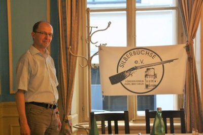 Vorschaubild: Im Rahmen der Veranstaltungen der Wiener Karl-May-Runde berichteten Andreas Barth und Mario Espig vom Silberbüchse e.V. am 14. Juni 2019 über Karl Mays erzgebirgische Geschichten. Unser Vortrag fand nicht an historischer Stelle, im Sofiensaal wo Karl May seinen letzten und wohl wichtigsten Vortrag hielt statt, sondern in einer Lokalität mit dem interessanten Namen 