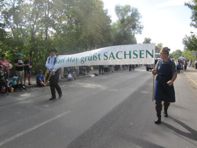 Vorschaubild: Zum Tag der Sachsen Anfang September 2018 warben in Torgau Mitglieder von Silberbüchse gemeinsam mit Vereinmitgliedern des Fördervereins Karl-May-Museum Radebeul für unseren Schriftsteller. Fotos: Thomas Störzel Sept. 2018