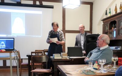 Vorschaubild: Auf Einladung von Dr. Hainer Plaul hielten Andreas Barth und Mario Espig am 12. April 2019 einen Vortrag über Karl Mays Erzgebirgische Dorfgeschichten. Veranstalter des gut besuchten Abends war der Förderverein Schloss Schleinitz (bei Döbeln). Fotos: M. Espig Apr. 2019