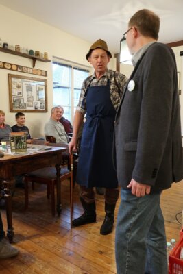 Vorschaubild: Auf Einladung von Dr. Hainer Plaul hielten Andreas Barth und Mario Espig am 12. April 2019 einen Vortrag über Karl Mays Erzgebirgische Dorfgeschichten. Veranstalter des gut besuchten Abends war der Förderverein Schloss Schleinitz (bei Döbeln). Fotos: M. Espig Apr. 2019