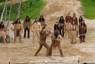 Vorschaubild: Im Rahmenprogramm der Mitgliederversammlung fand im Kino Capitol am 23. Februar 2019 eine öffentliche Filmvorführung statt. Gezeigt wurde eine seltene Aufzeichnung des Stückes Winnetou I auf der Freilichtbühne am Stausee Oberwald 2004. Fotos: M. Espig 2004
