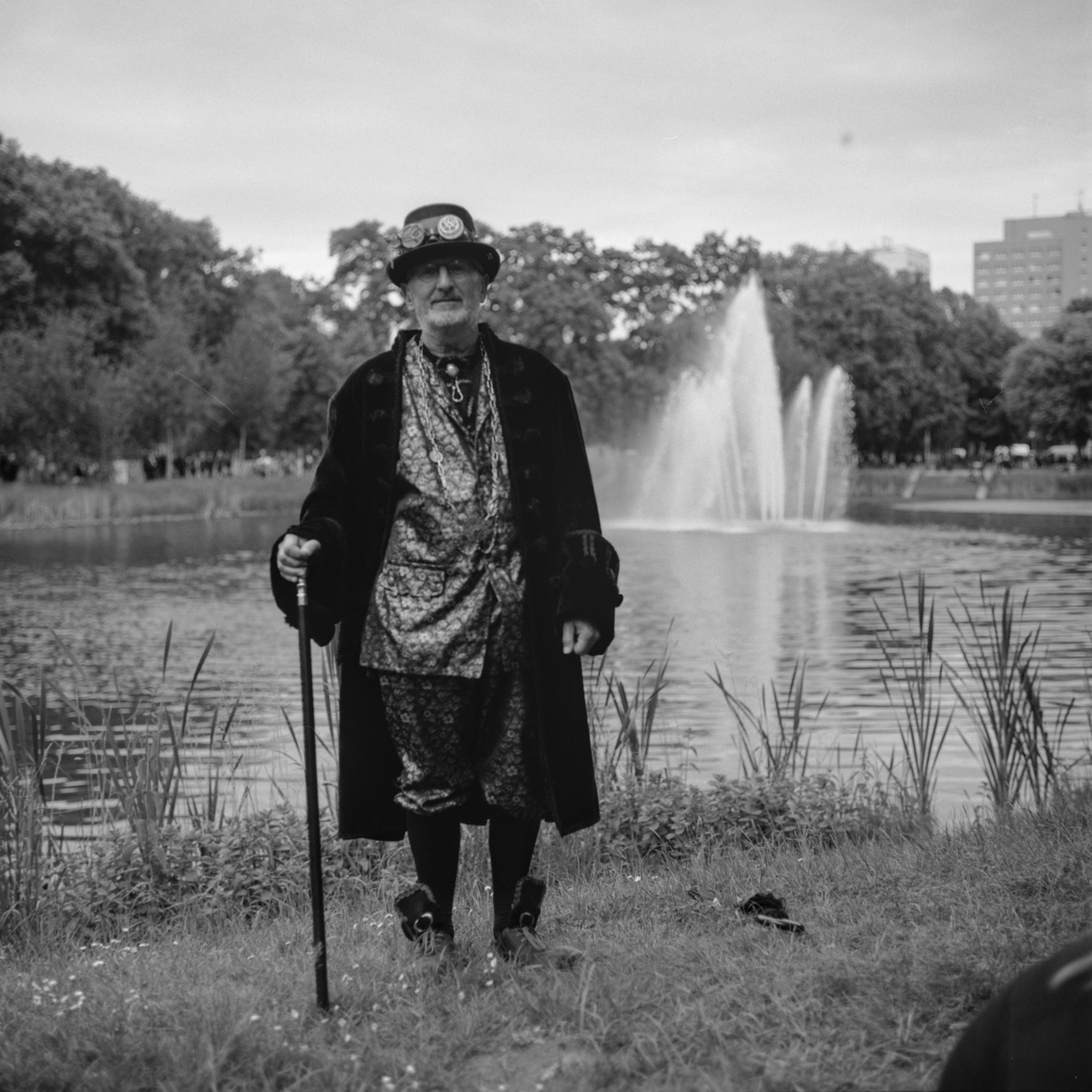 Felix Fischer - Flanieren im Park  (Bild vergr&ouml;&szlig;ern)