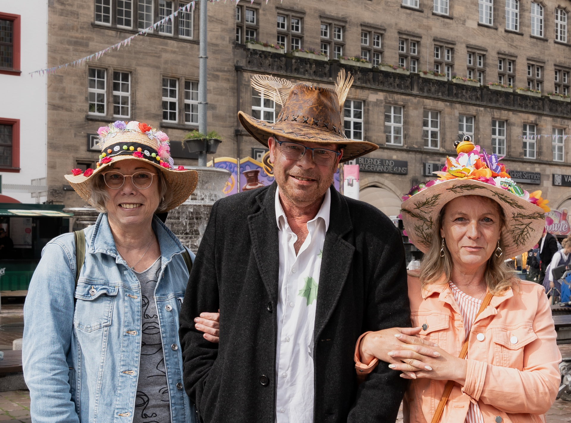 Hutvielfalt mit Blumen, Federn und Bienen  (Bild vergr&ouml;&szlig;ern)