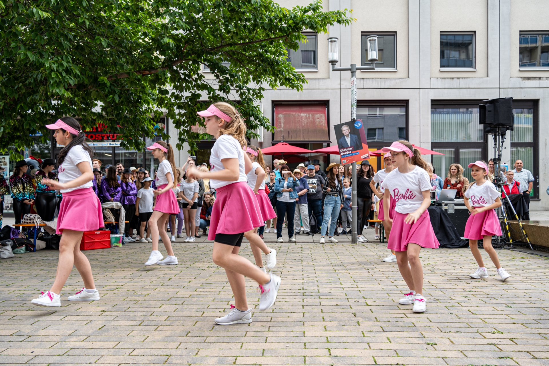 Tanzschule Emmerling - Stolze T&auml;nzerinnen  (Bild vergr&ouml;&szlig;ern)