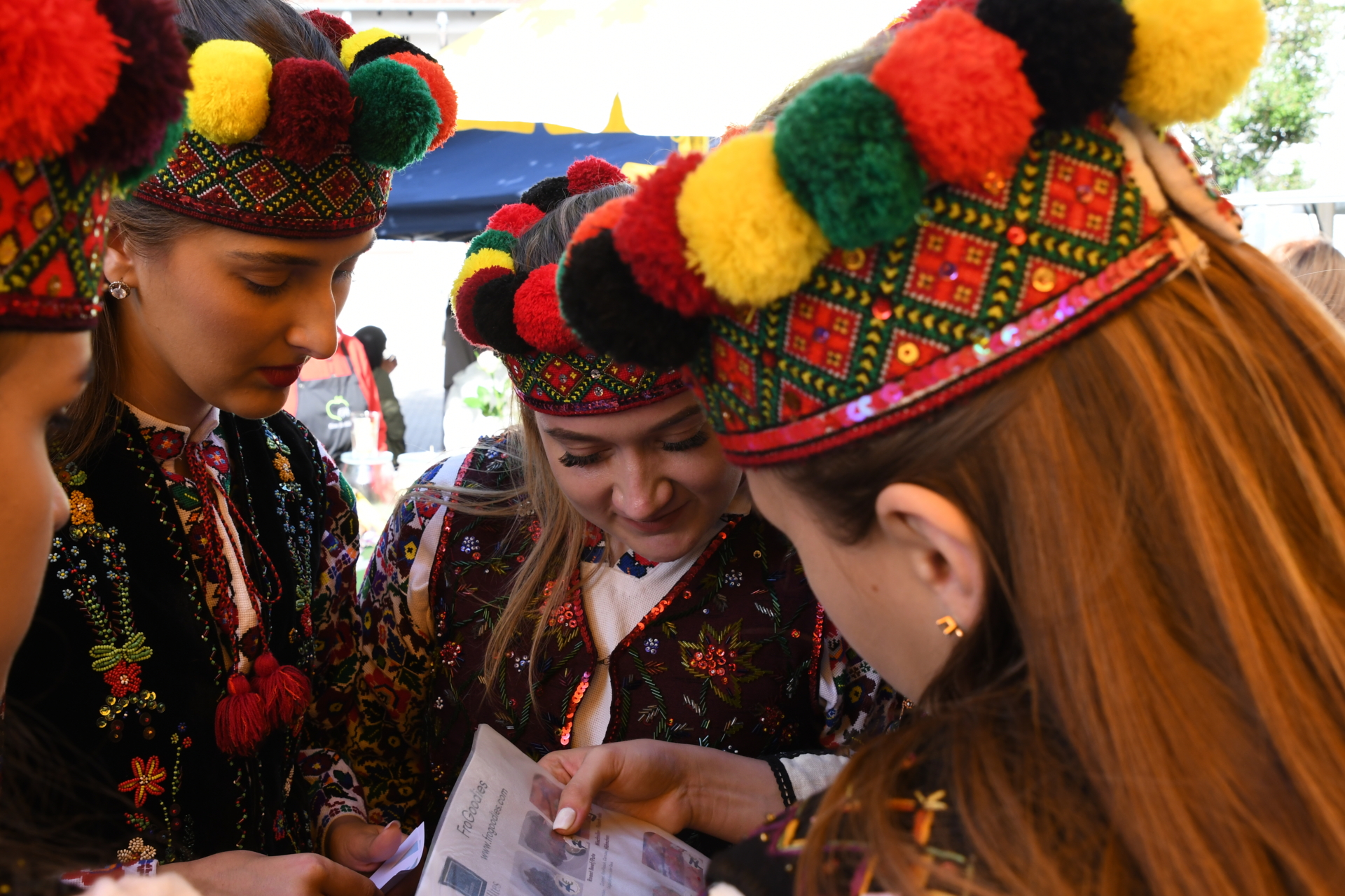 Bild: Faires Fest 2023 - Frauen vom Urkrainischen Banduran Ensemble „Dyvostruny“ mit landestypischer Tracht