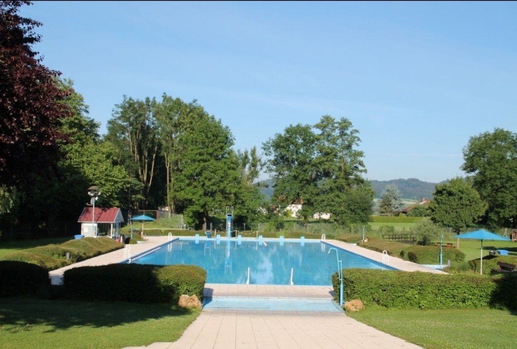 Bild: Schwimmbad, Ering