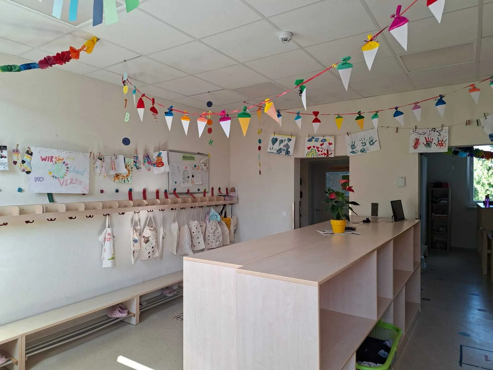 Bild: Garderobe Klasse 2