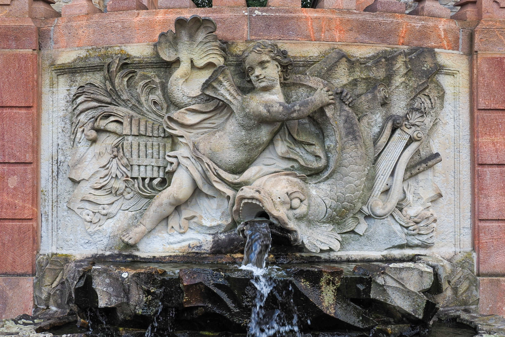 Peter Haider - Delphinbrunnen  (Bild vergr&ouml;&szlig;ern)