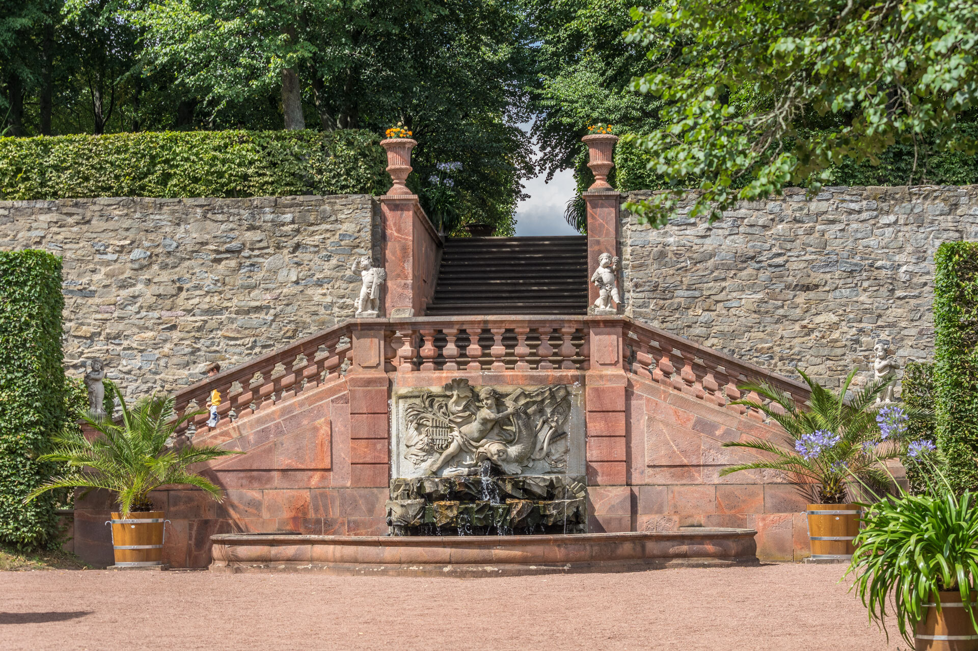 Uwe Lutz - Delphinbrunnen  (Bild vergr&ouml;&szlig;ern)