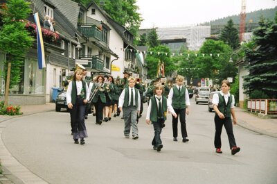 Vorschaubild: Einige Mitglieder beim Schützenfestumzug 2003