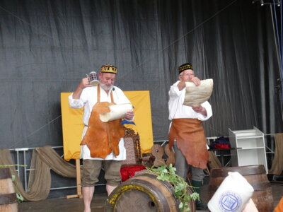 Vorschaubild: Der Chor spielt beim Stadtjubiläum 2008 die Bierbrauerszene