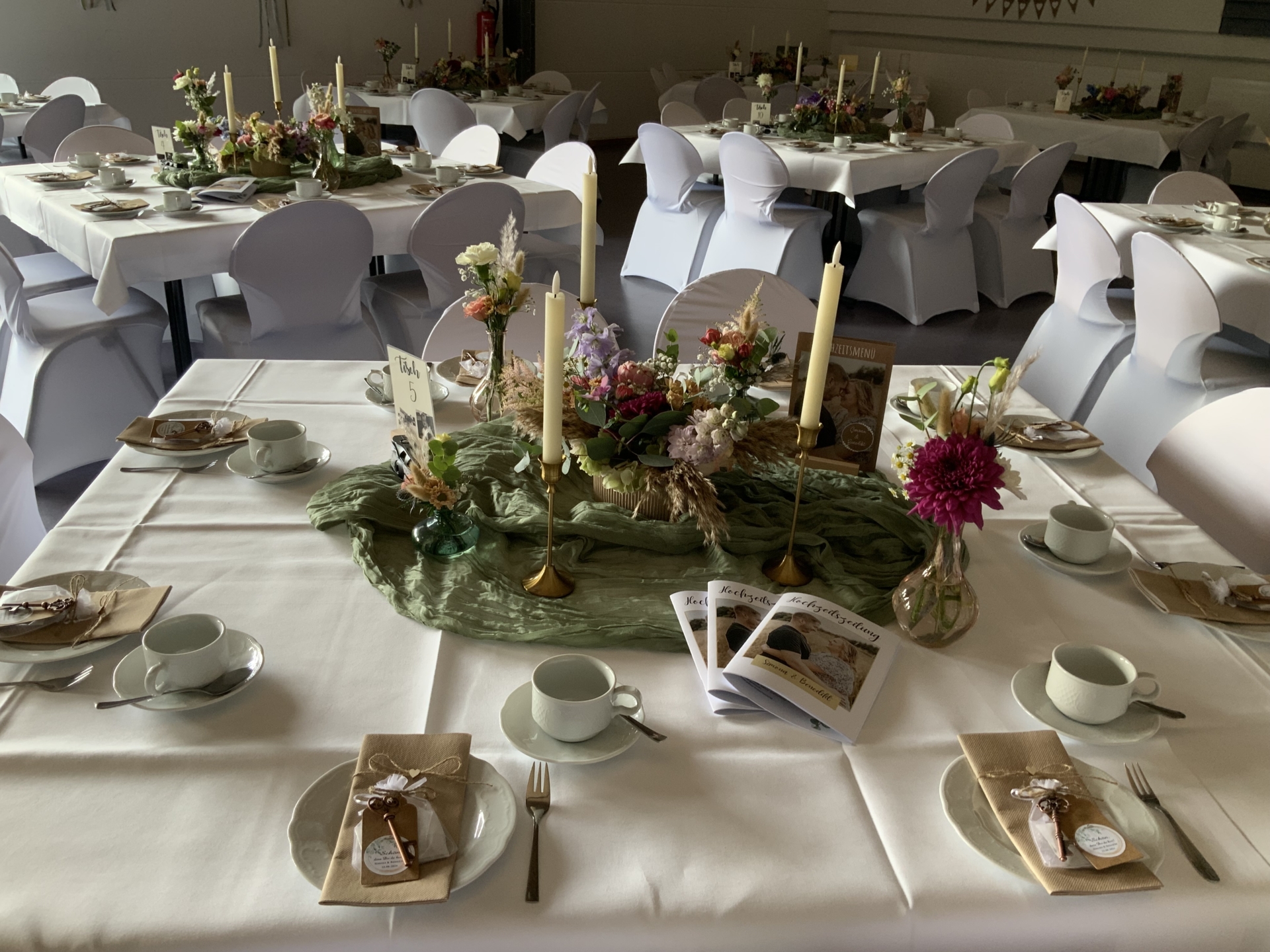 Bild : Blumenarrangements zieren die Tische