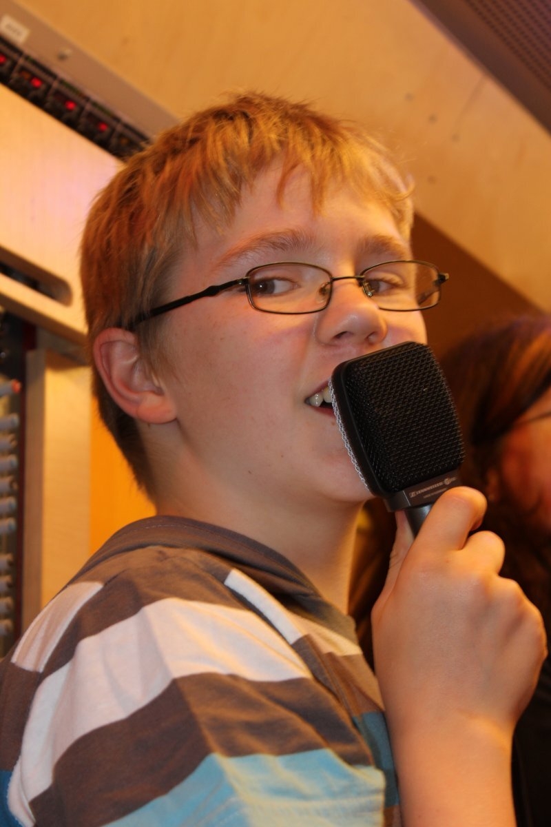 Kind singt  (Bild vergr&ouml;&szlig;ern)