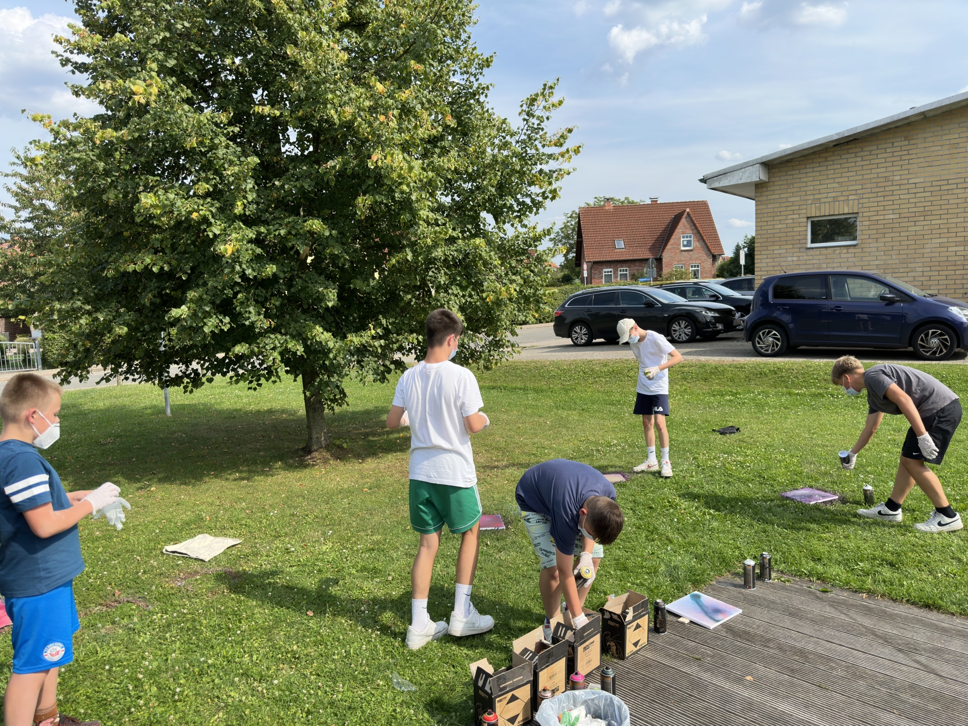 Bild : Graffittisprayen mit anschließendem Fifaturnier und Übernachtungsparty