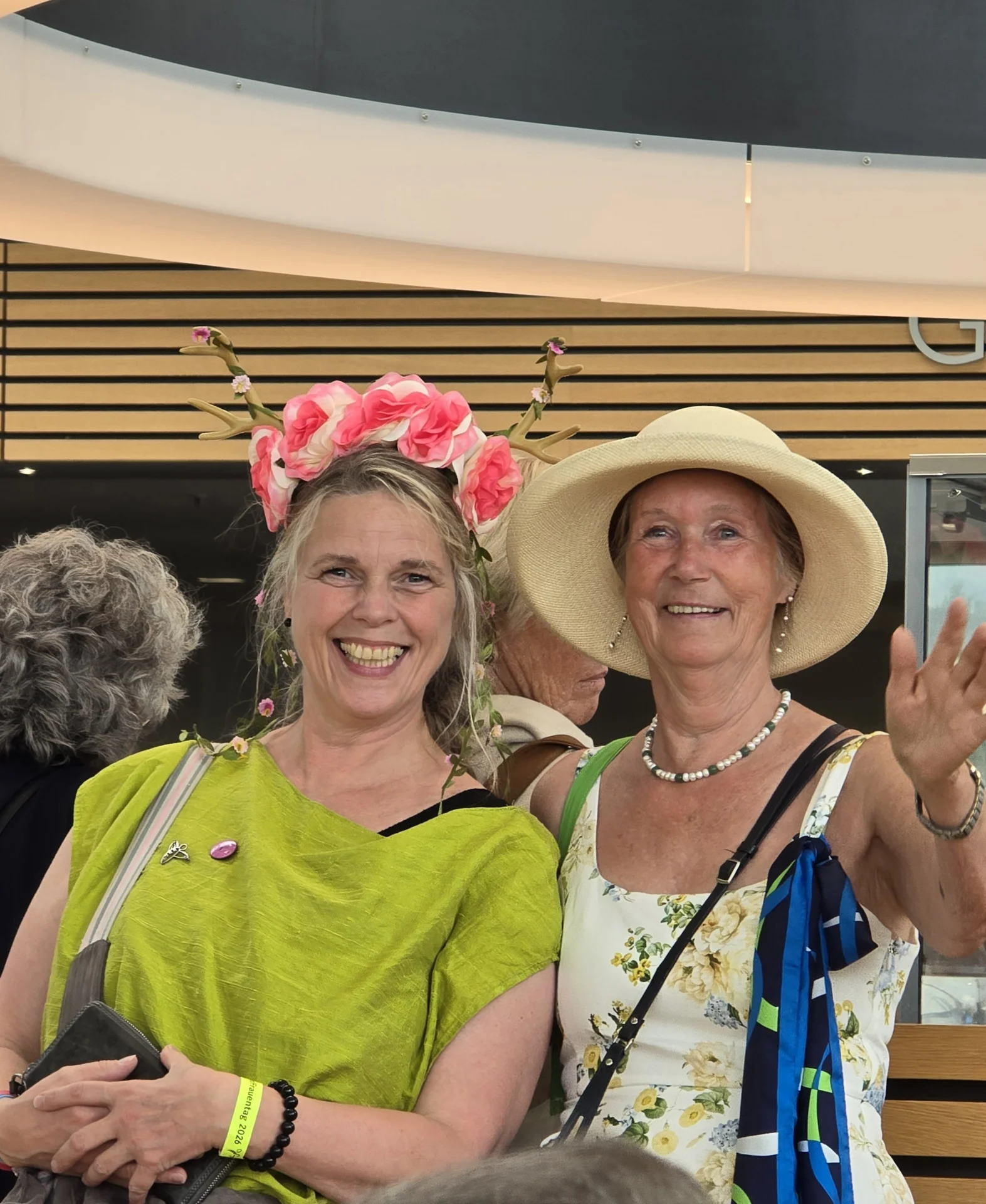 LandFrauenTag in Essen 2026 / Niedersachsen trifft Schl.-Holstein, Martina Rodenburg - Schade, Kreisvorsitzende vom Kreisverband Osterholz (links) und Marlies Sommer, Ortsvorsitzende von Kaltenhof - Osdor u.U. aus Schl.- Holstein. Als wenn wir uns gesucht und gefunden haben.  (Bild vergr&ouml;&szlig;ern)