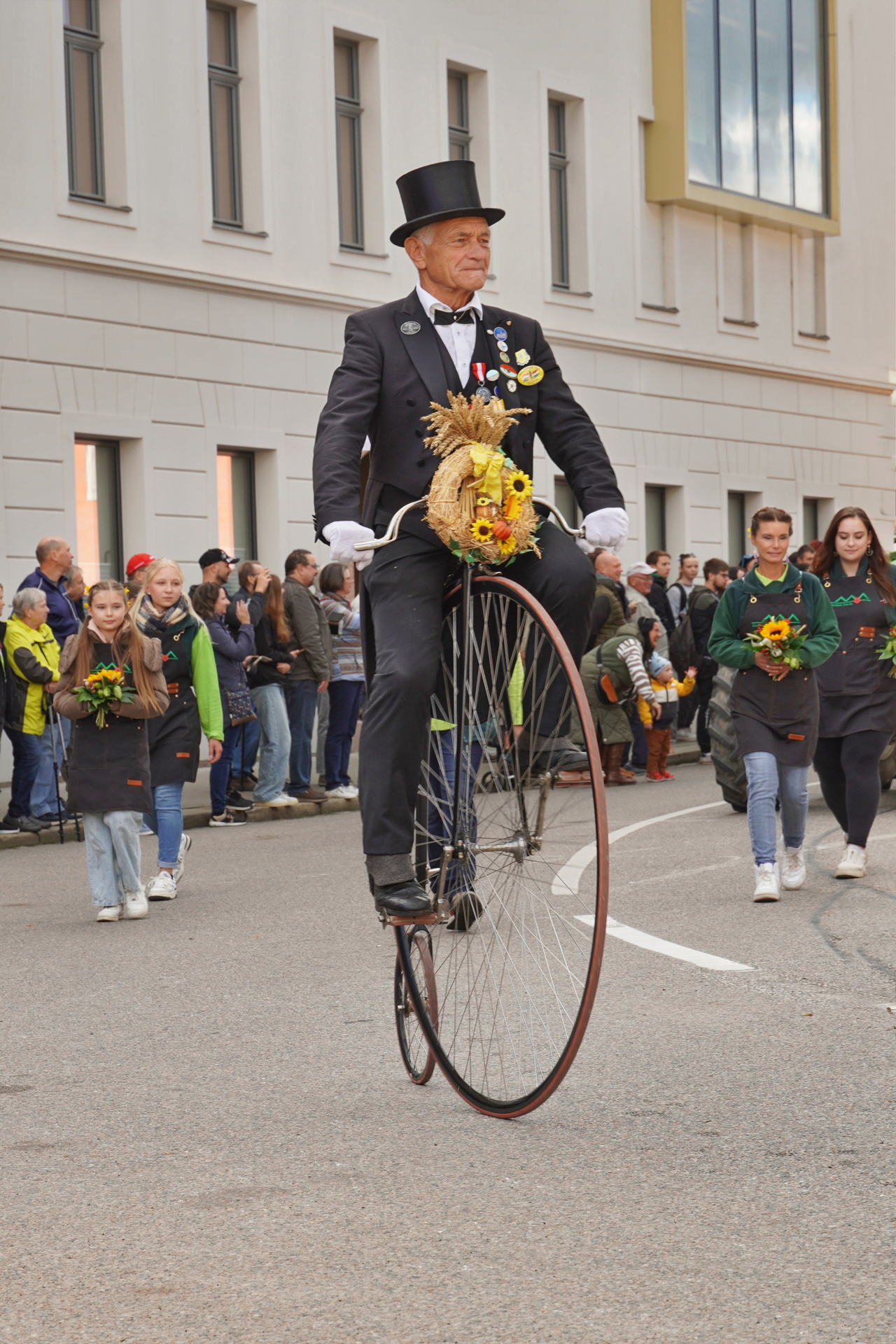 Frank Brautzsch Auf dem Hochrad  (Bild vergr&ouml;&szlig;ern)