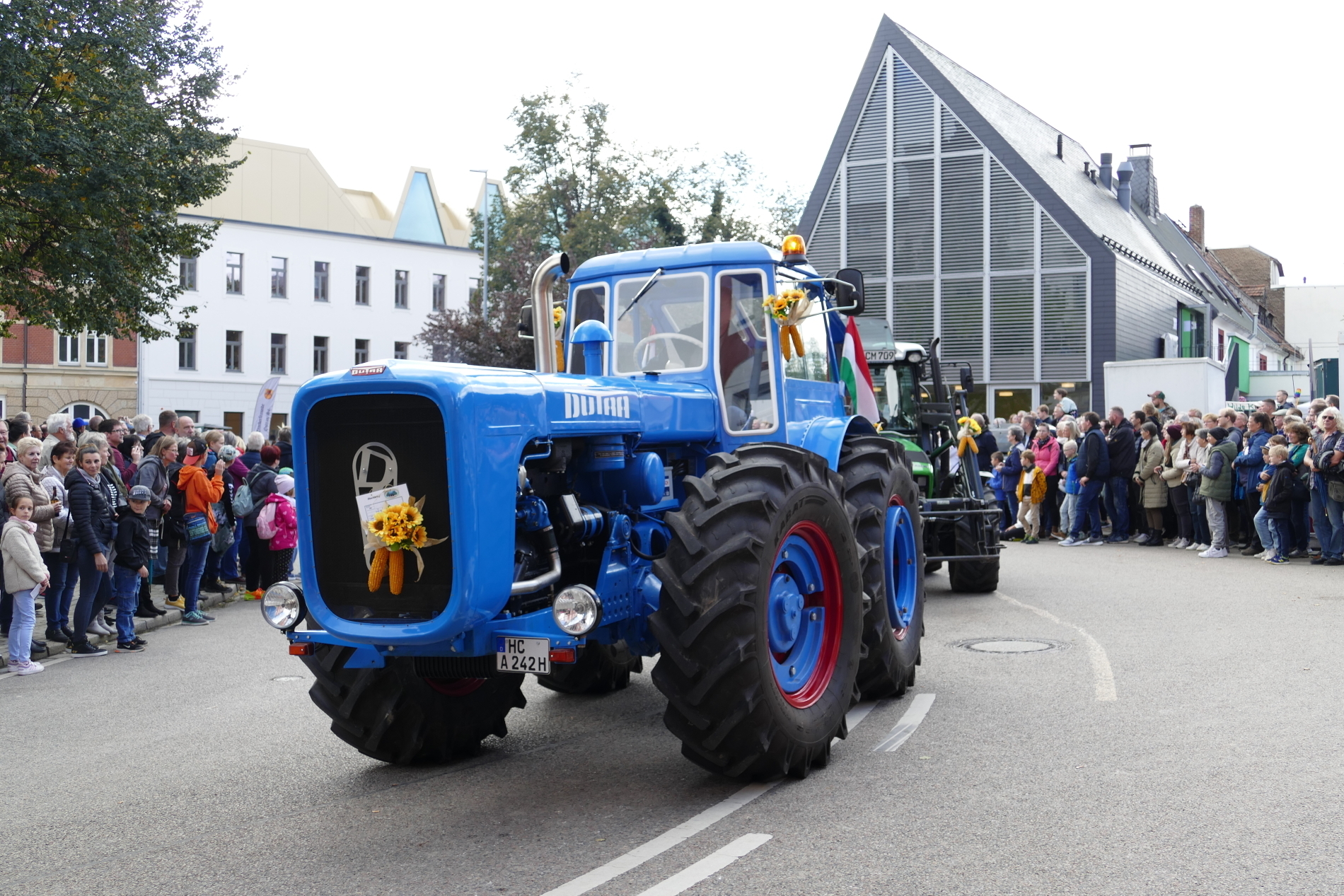 Martin Wilde Kleiner blauer Traktor  (Bild vergr&ouml;&szlig;ern)