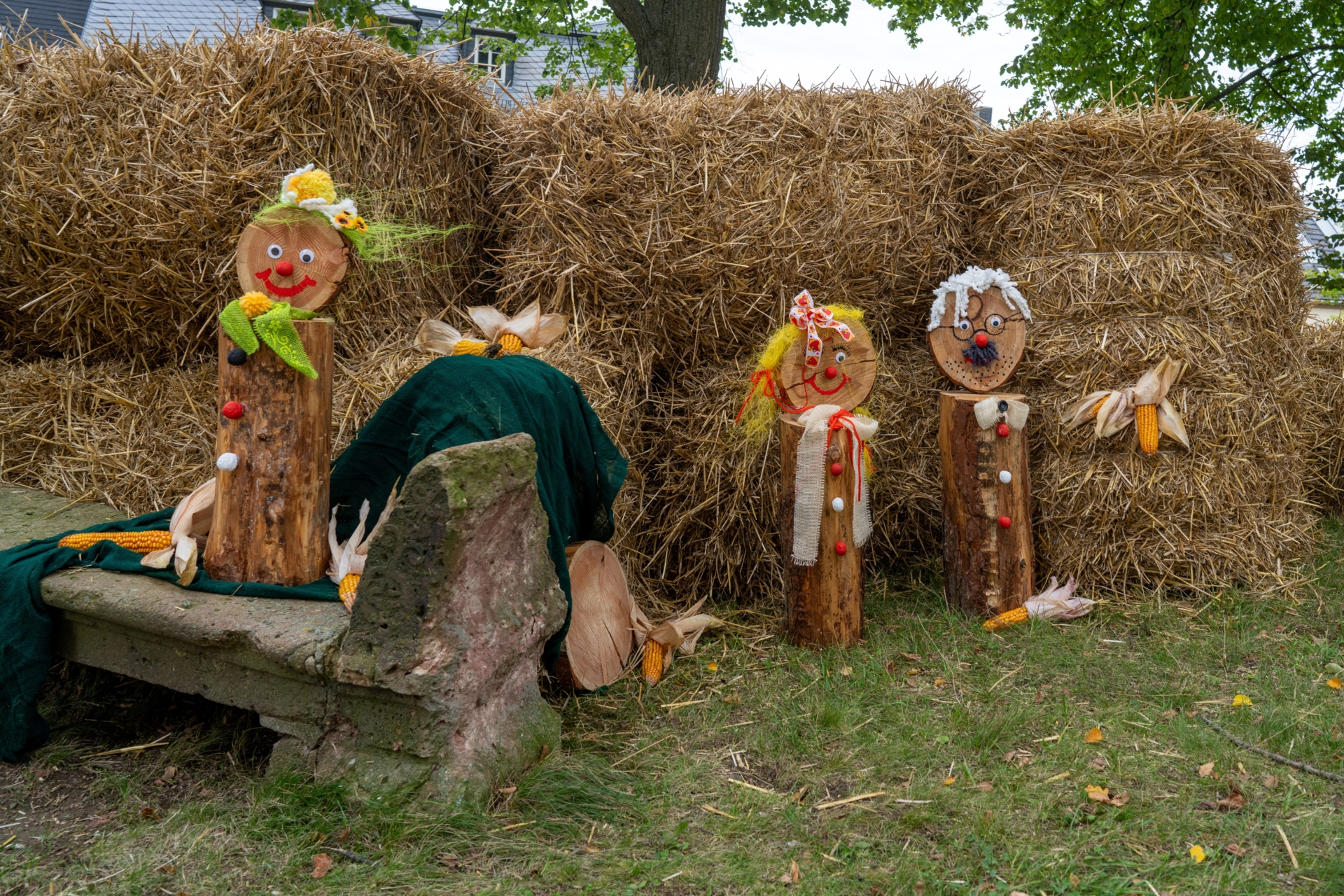 Peter Tittmann - Erntedankfest Kirche aussen 1  (Bild vergr&ouml;&szlig;ern)