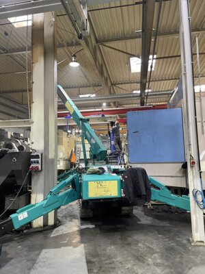 Vorschaubild: Maeda MC 405 bei der Montage einer Kranbahn.