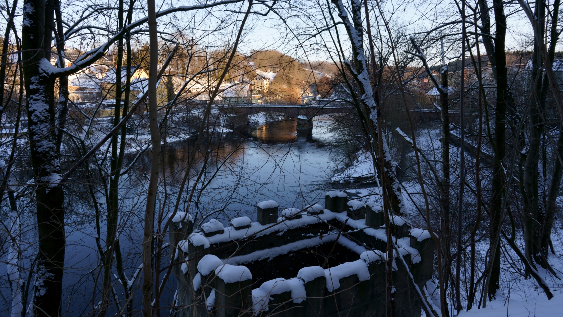 Blick zur Br&uuml;cke an der Baumwollspinnerei  (Bild vergr&ouml;&szlig;ern)