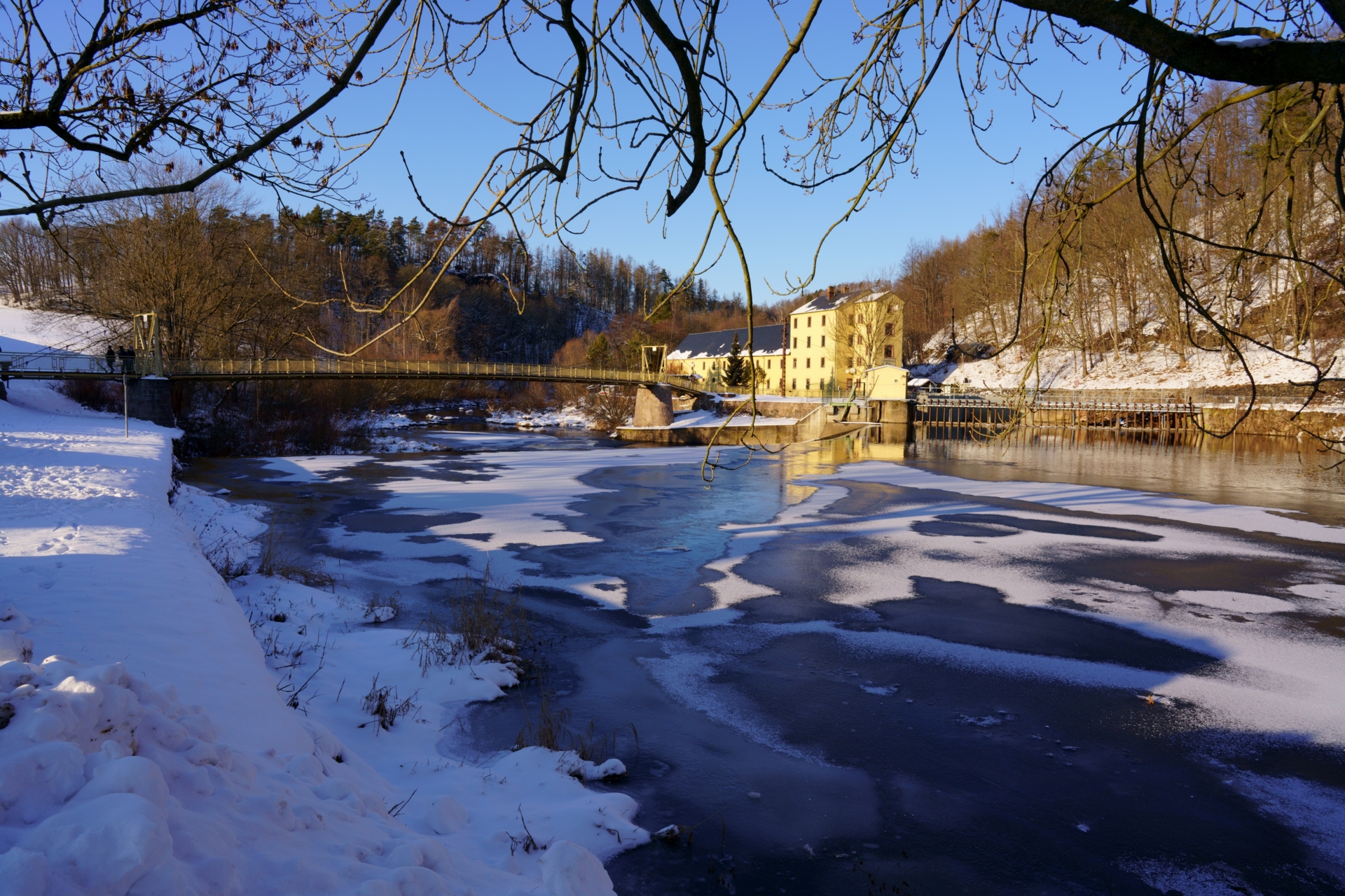 H&auml;ngebr&uuml;cke an der eisigen Zschopau  (Bild vergr&ouml;&szlig;ern)