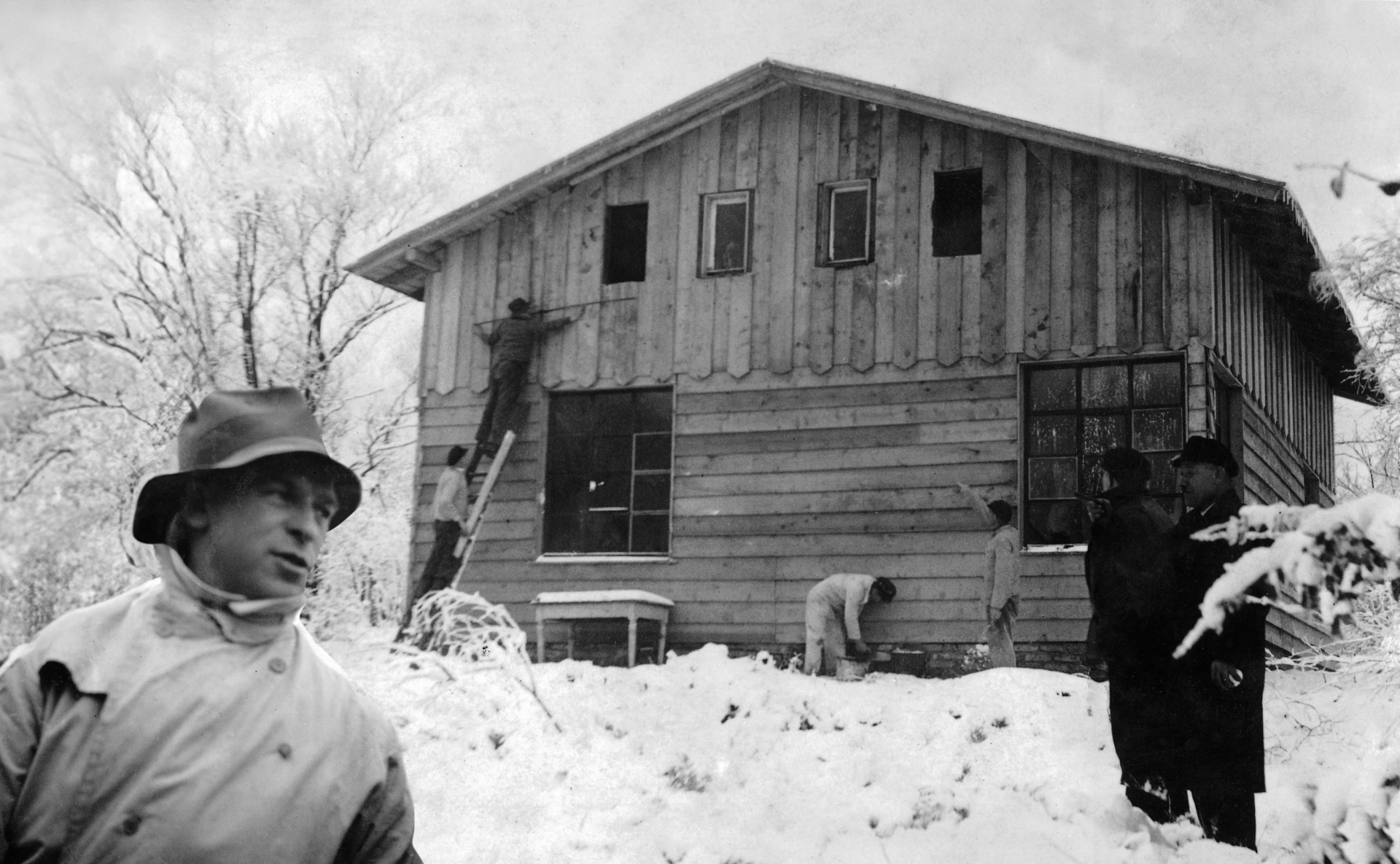 Initiator, Bauleiter und Vorsitzender Heinrich B&ouml;ckmann. Der Rohbau steht im Winter 1935  (Bild vergr&ouml;&szlig;ern)