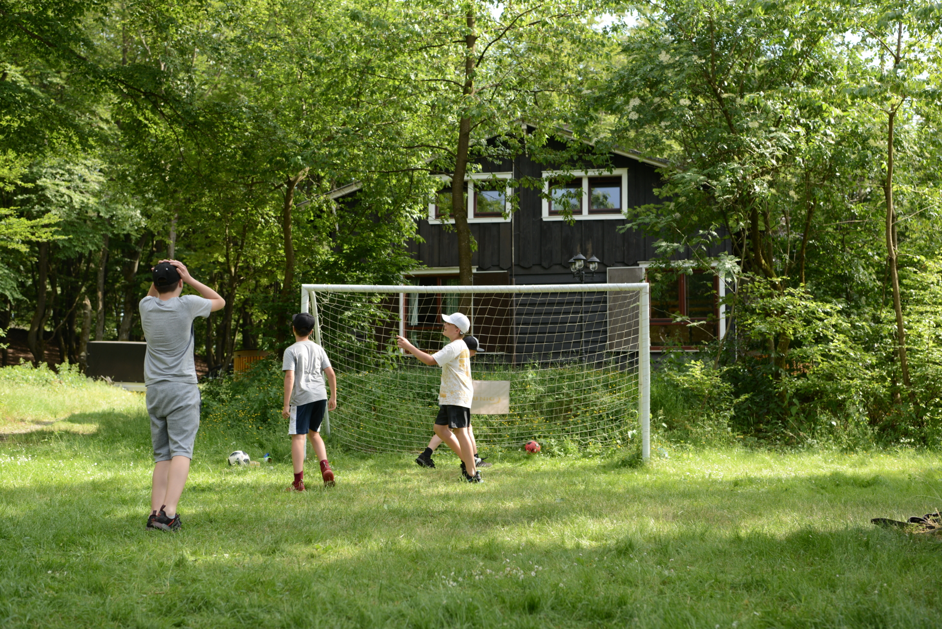 Die Herdecker H&uuml;tte im Sommer  (Bild vergr&ouml;&szlig;ern)