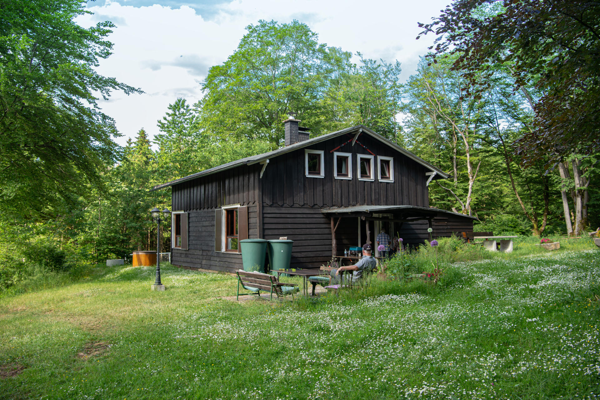 Die Herdecker H&uuml;tte im Sommer  (Bild vergr&ouml;&szlig;ern)