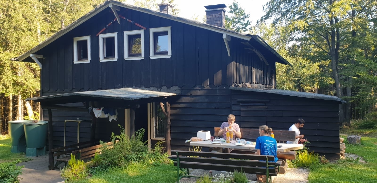 Die Herdecker H&uuml;tte im Sommer  (Bild vergr&ouml;&szlig;ern)