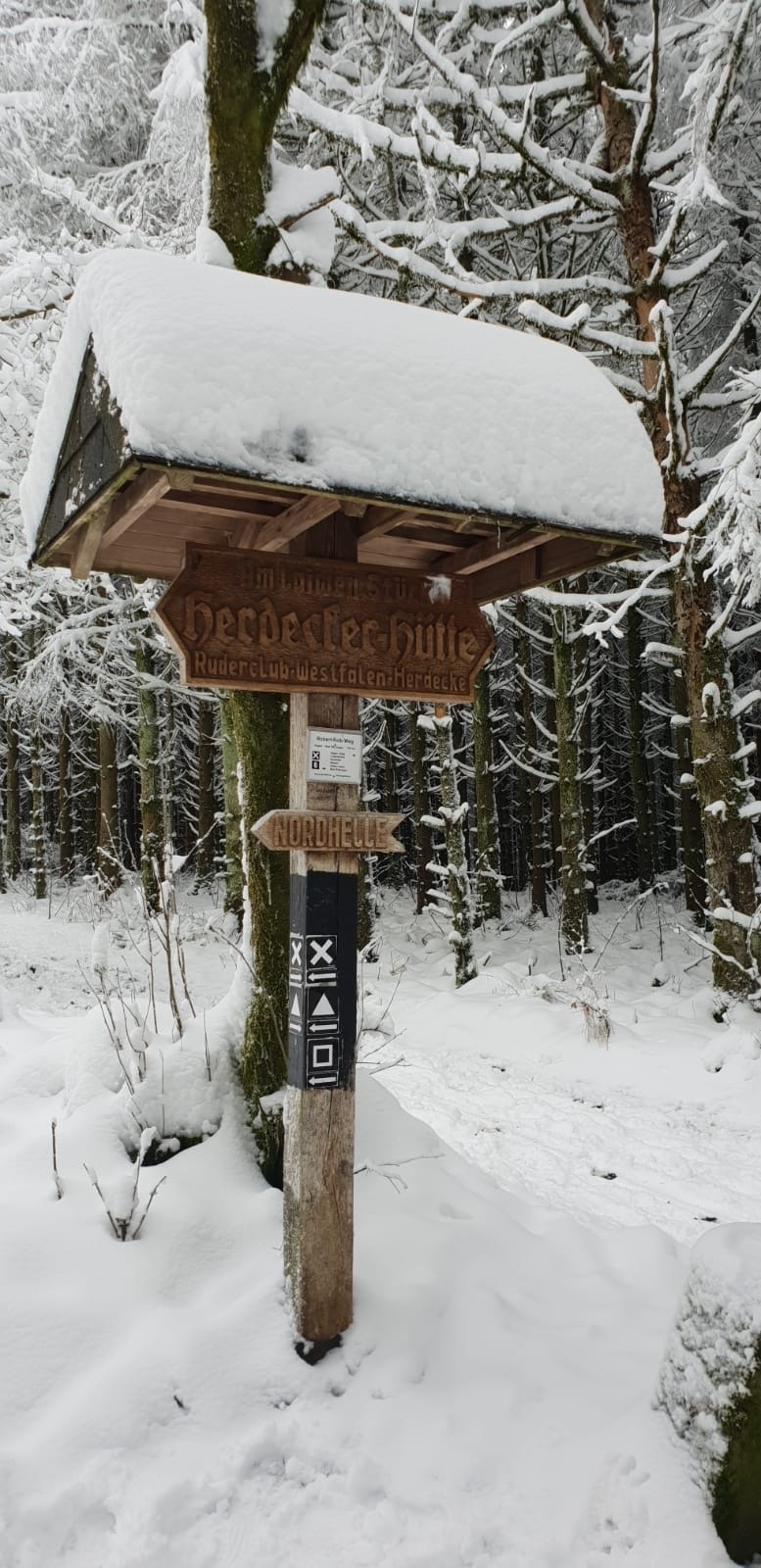 Herdecker H&uuml;tte Wegweiser im Schnee  (Bild vergr&ouml;&szlig;ern)