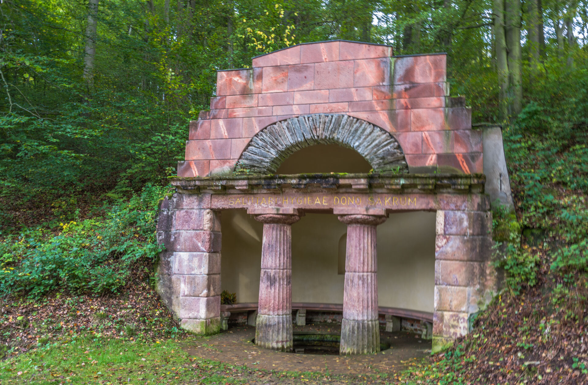 Uwe Lutz Gruenfelder Park Hirschtraenke  (Bild vergr&ouml;&szlig;ern)