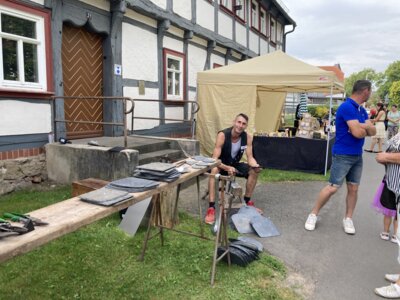 Vorschaubild: Dachdecker bearbeiten Schiefern-Kinder auch