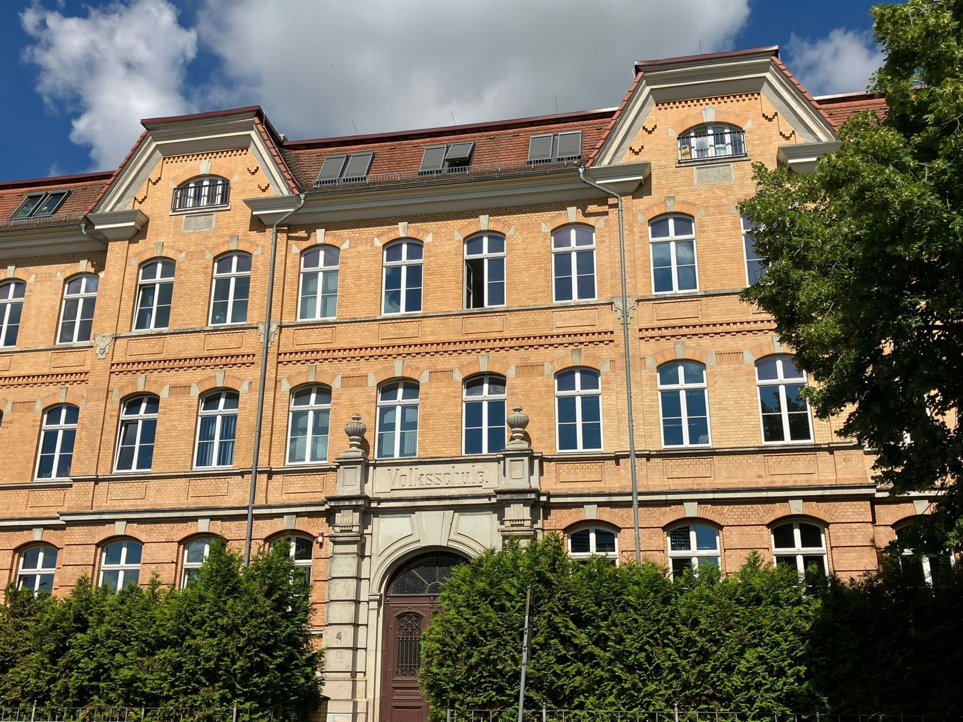 Schulhaus  (Bild vergr&ouml;&szlig;ern)