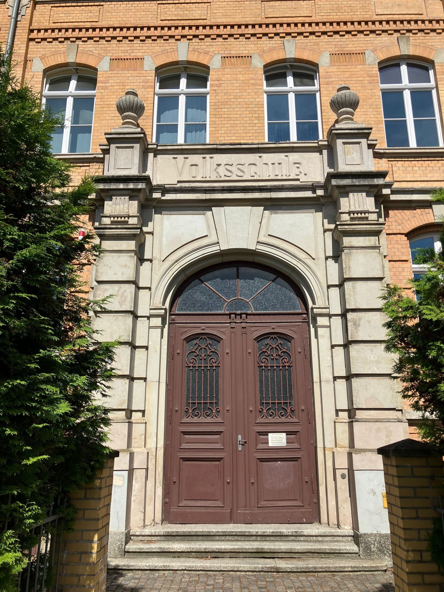 Schulhaus  (Bild vergr&ouml;&szlig;ern)