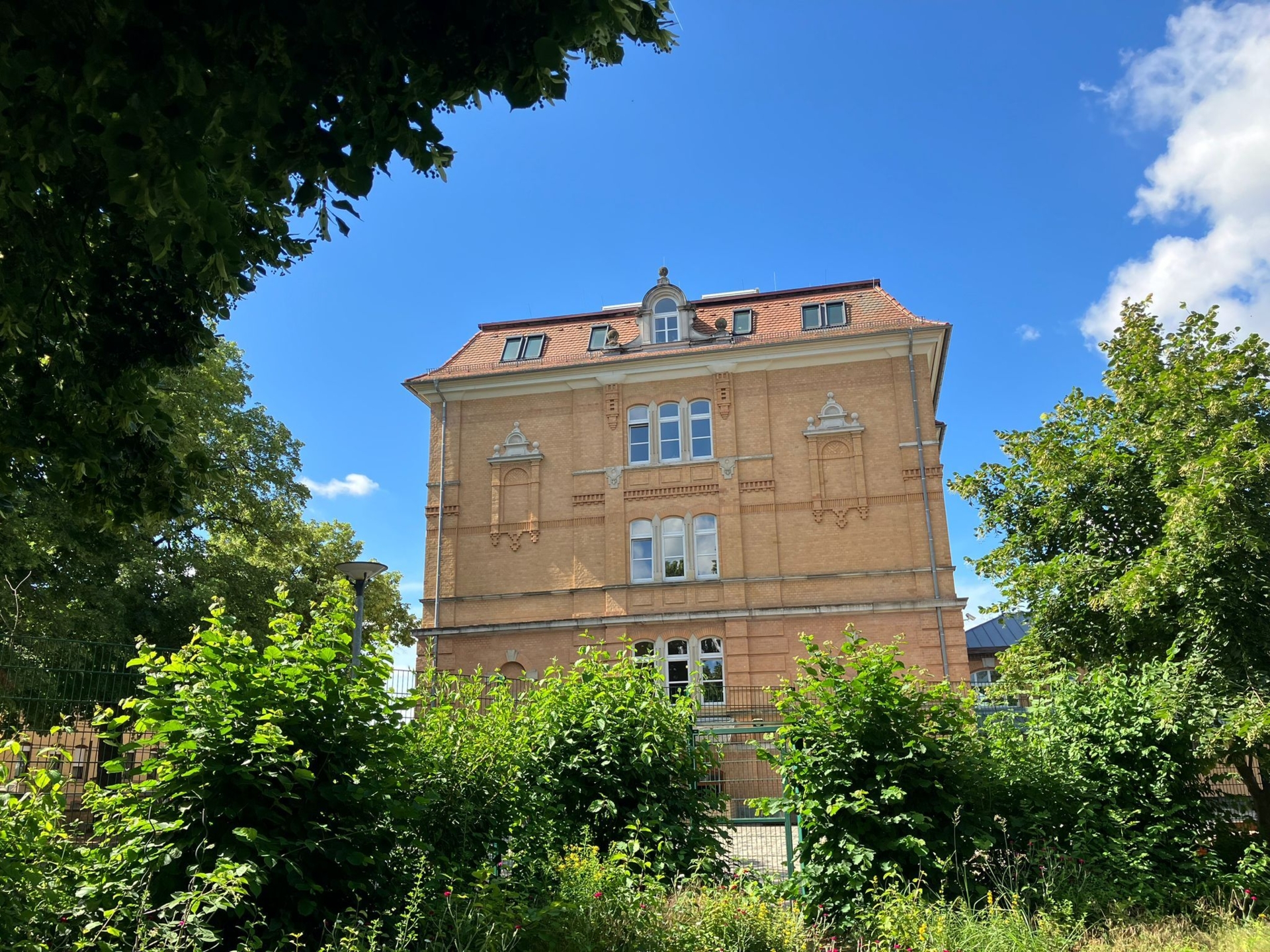 Schulhaus  (Bild vergr&ouml;&szlig;ern)