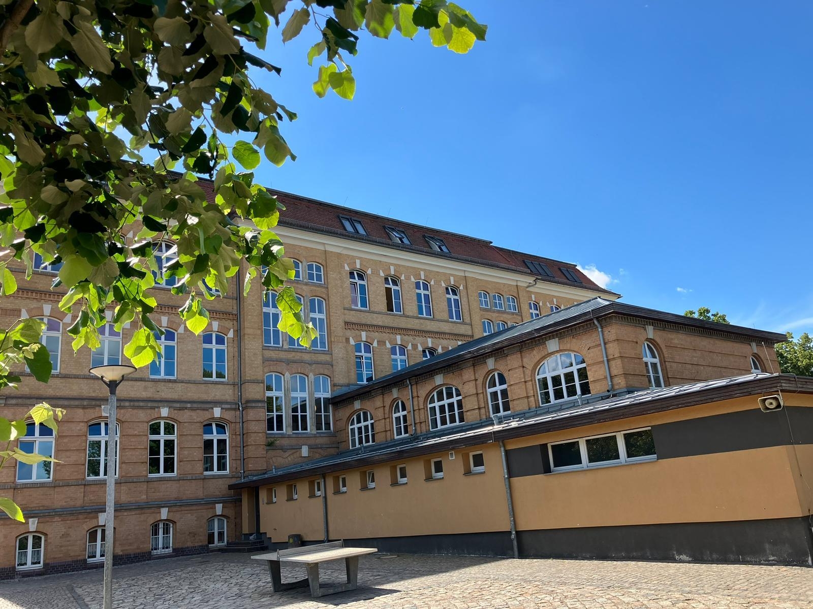 Schulhof und Turnhalle  (Bild vergr&ouml;&szlig;ern)